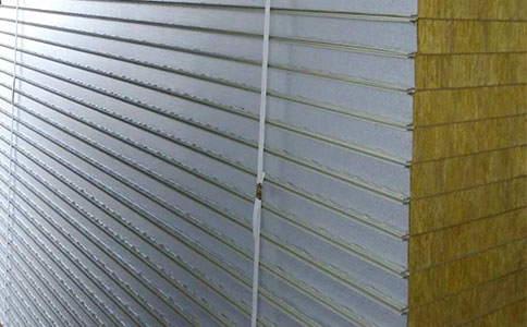 在選材和工藝方面巖棉夾芯板有哪些特點(diǎn)？