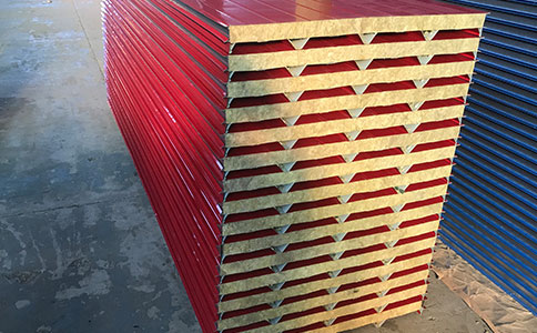 巖棉夾芯橫裝板：彩鋼夾芯板的創(chuàng)新與進(jìn)步，為建筑保溫帶來(lái)新突破